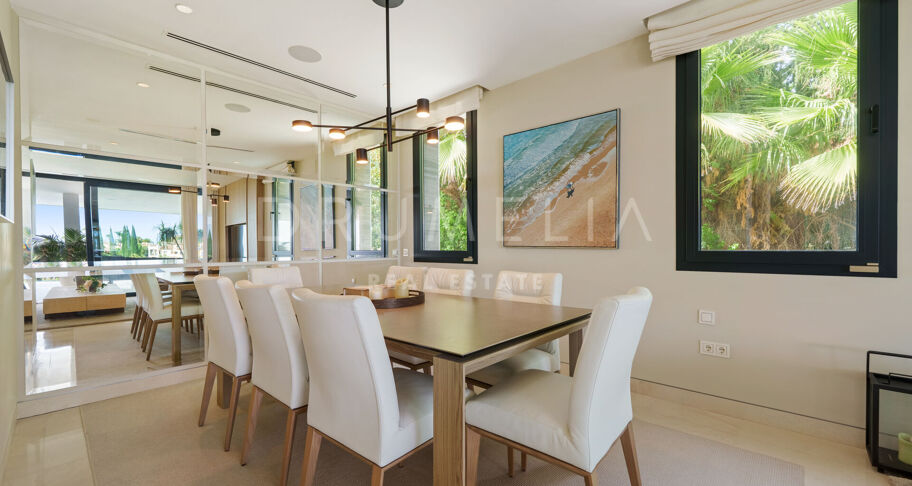 Villa contemporaine en première ligne de golf à Nueva Andalucía
