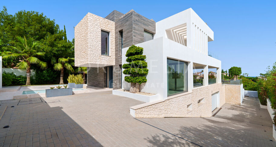 Villa contemporaine en première ligne de golf à Nueva Andalucía