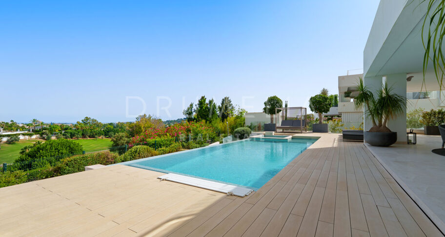 Villa contemporaine en première ligne de golf à Nueva Andalucía