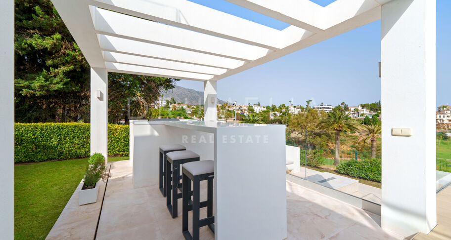 Villa contemporaine en première ligne de golf à Nueva Andalucía