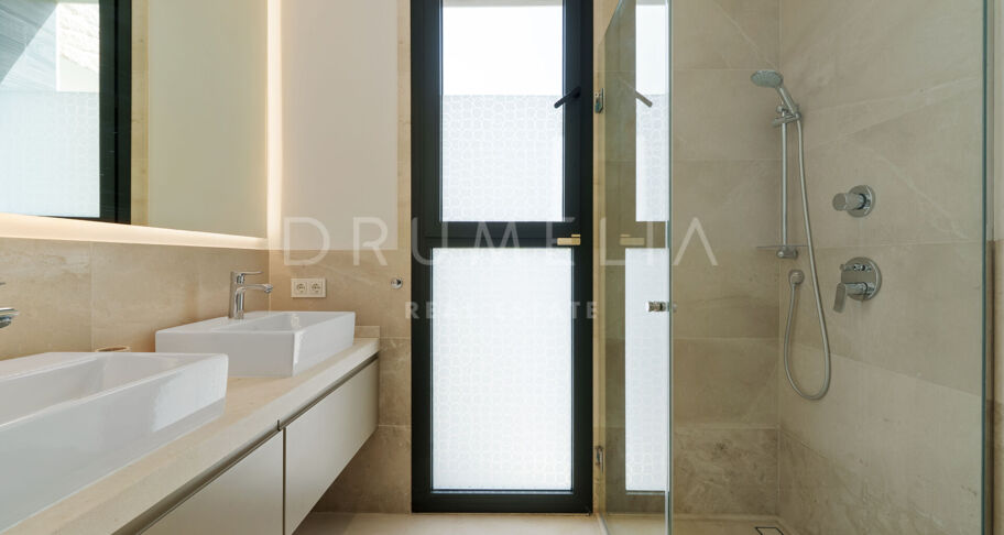Villa contemporaine en première ligne de golf à Nueva Andalucía
