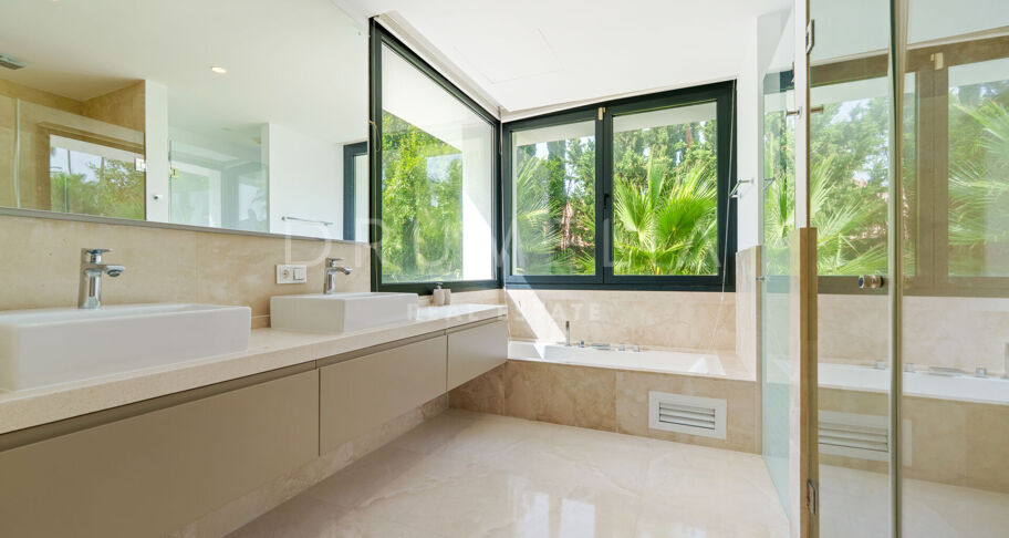 Villa contemporaine en première ligne de golf à Nueva Andalucía