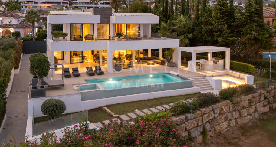 Villa contemporaine en première ligne de golf à Nueva Andalucía