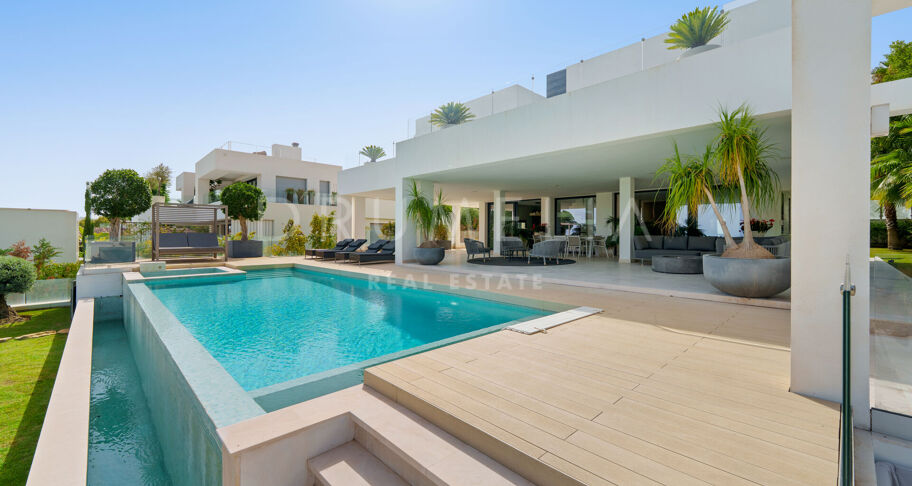 Villa contemporaine en première ligne de golf à Nueva Andalucía