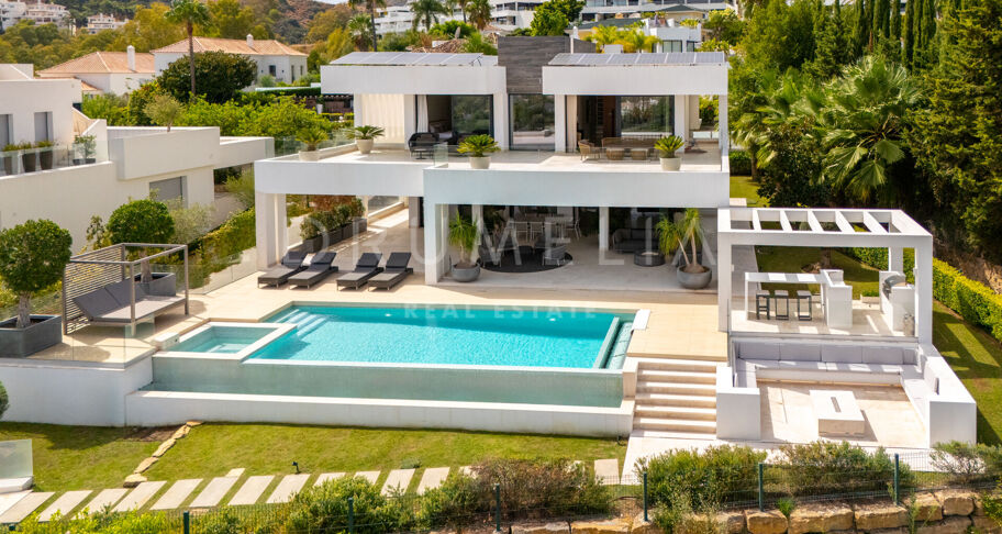 Villa contemporaine en première ligne de golf à Nueva Andalucía