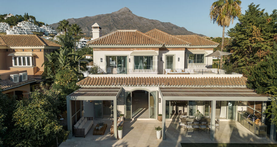 Villa rénovée à Golf Valley avec spa et salle de sport à Nueva Andalucía