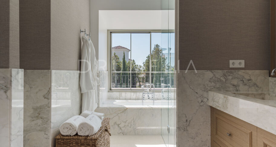 Villa rénovée à Golf Valley avec spa et salle de sport à Nueva Andalucía