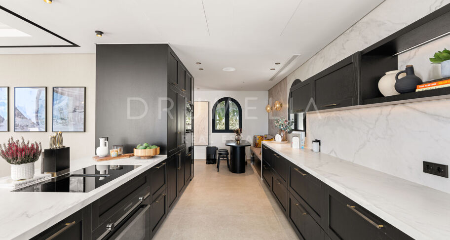 Villa in Los Arqueros, Benahavís with Sea, Mountain and Golf Views