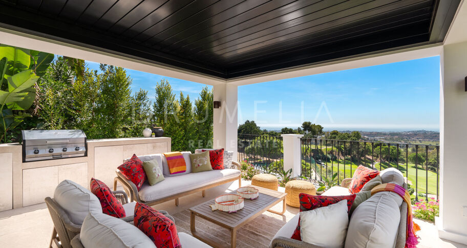 Villa in Los Arqueros, Benahavís with Sea, Mountain and Golf Views