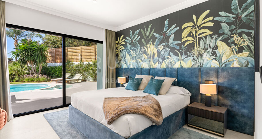 Villa in Los Arqueros, Benahavís with Sea, Mountain and Golf Views
