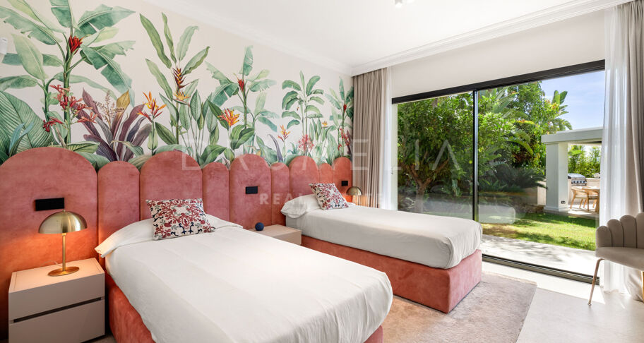 Villa in Los Arqueros, Benahavís with Sea, Mountain and Golf Views
