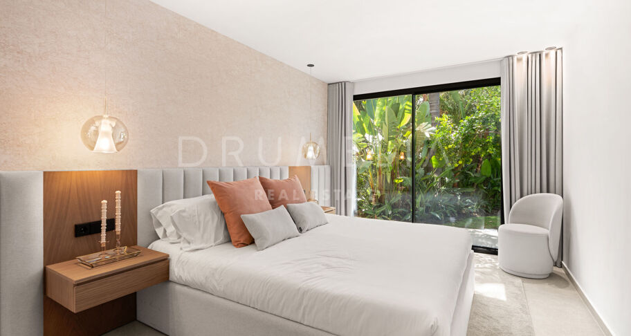 Villa in Los Arqueros, Benahavís with Sea, Mountain and Golf Views