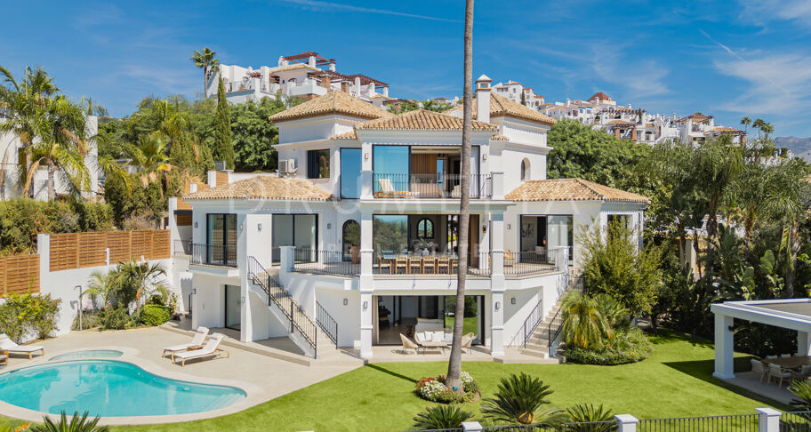 Villa in Los Arqueros, Benahavís with Sea, Mountain and Golf Views
