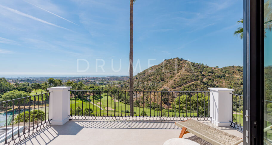 Villa in Los Arqueros, Benahavís with Sea, Mountain and Golf Views