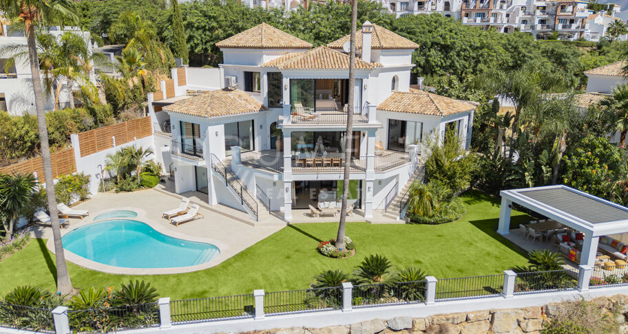 Villa in Los Arqueros, Benahavís with Sea, Mountain and Golf Views