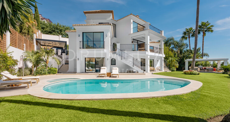 Villa in Los Arqueros, Benahavís with Sea, Mountain and Golf Views