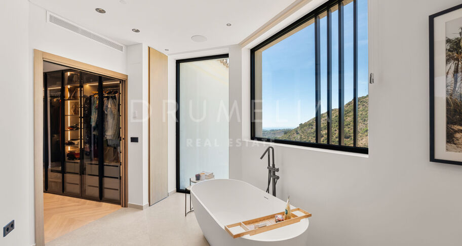 Villa in Los Arqueros, Benahavís with Sea, Mountain and Golf Views