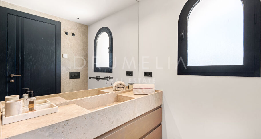 Villa in Los Arqueros, Benahavís with Sea, Mountain and Golf Views