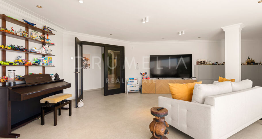 Villa in Los Arqueros, Benahavís with Sea, Mountain and Golf Views