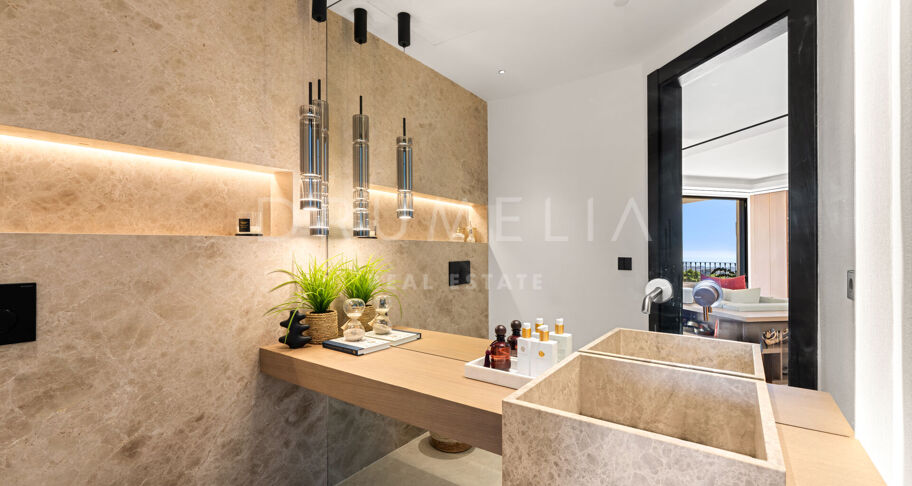 Villa in Los Arqueros, Benahavís with Sea, Mountain and Golf Views