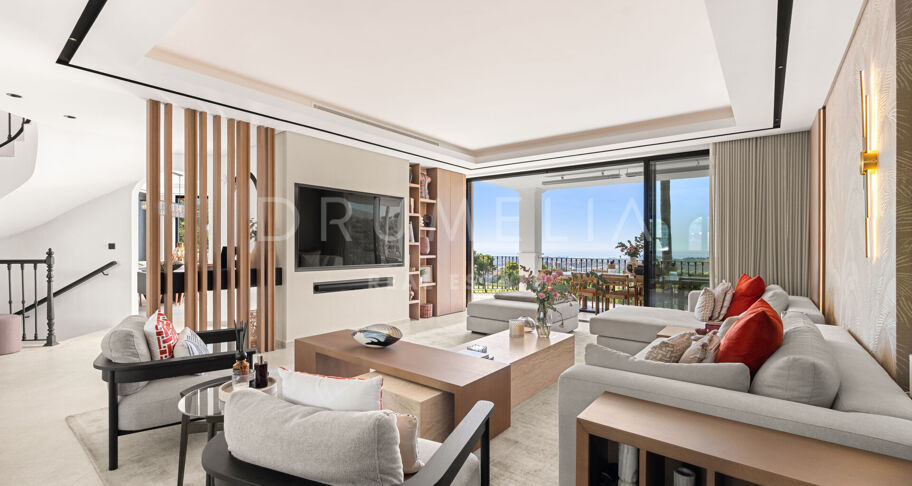 Villa in Los Arqueros, Benahavís with Sea, Mountain and Golf Views