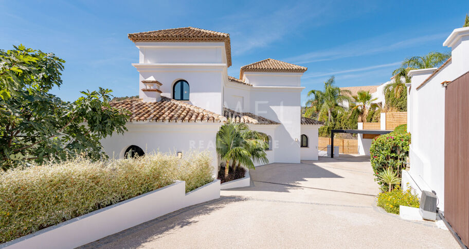 Villa in Los Arqueros, Benahavís with Sea, Mountain and Golf Views