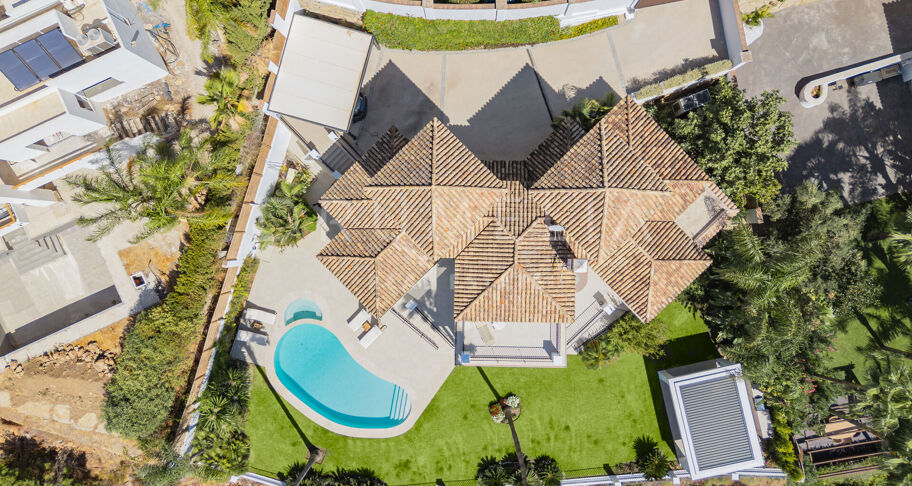 Villa in Los Arqueros, Benahavís with Sea, Mountain and Golf Views