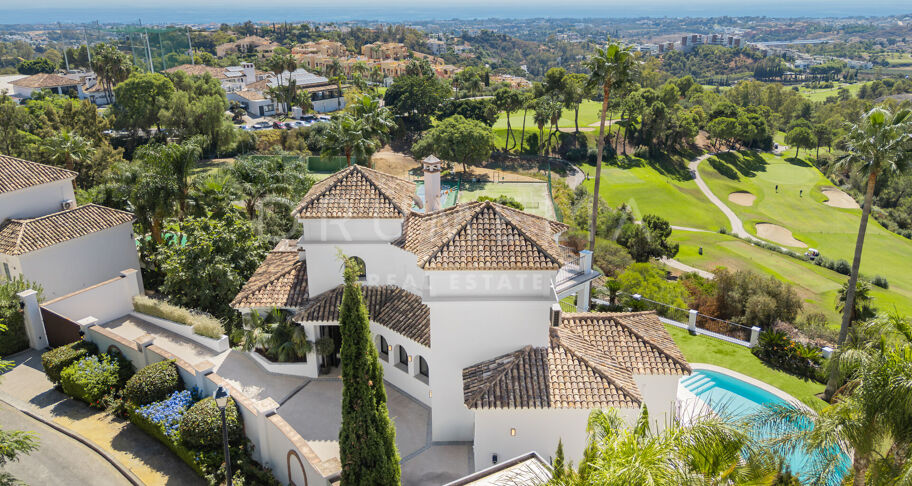 Villa in Los Arqueros, Benahavís with Sea, Mountain and Golf Views