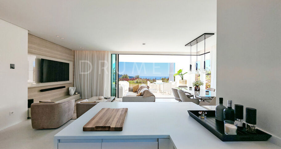Elegante Erdgeschosswohnung in Palo Alto mit privatem Garten und Panoramablick auf das Meer.