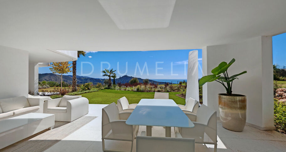 Elegante Erdgeschosswohnung in Palo Alto mit privatem Garten und Panoramablick auf das Meer.