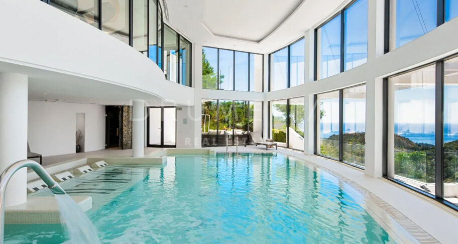 Elegante Erdgeschosswohnung in Palo Alto mit privatem Garten und Panoramablick auf das Meer.