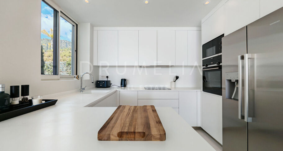 Elegante Erdgeschosswohnung in Palo Alto mit privatem Garten und Panoramablick auf das Meer.