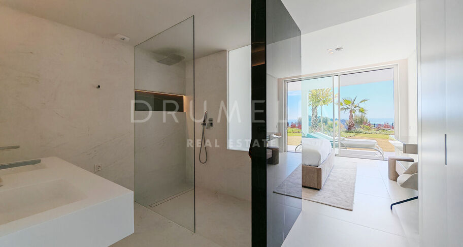 Elegante Erdgeschosswohnung in Palo Alto mit privatem Garten und Panoramablick auf das Meer.