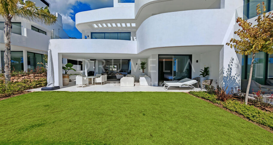 Elegante Erdgeschosswohnung in Palo Alto mit privatem Garten und Panoramablick auf das Meer.