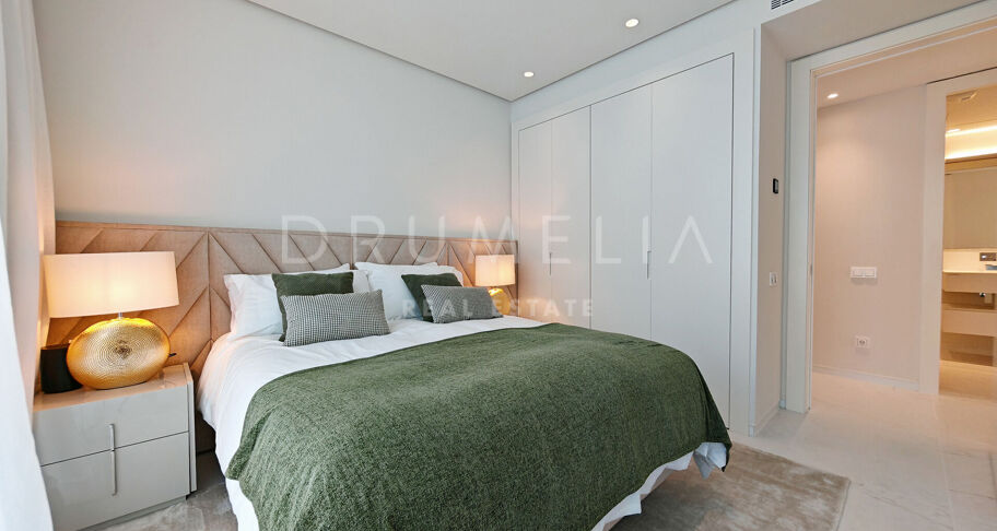 Elegante Erdgeschosswohnung in Palo Alto mit privatem Garten und Panoramablick auf das Meer.
