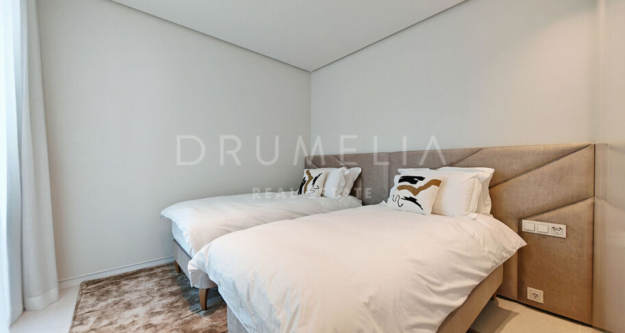 Elegante Erdgeschosswohnung in Palo Alto mit privatem Garten und Panoramablick auf das Meer.