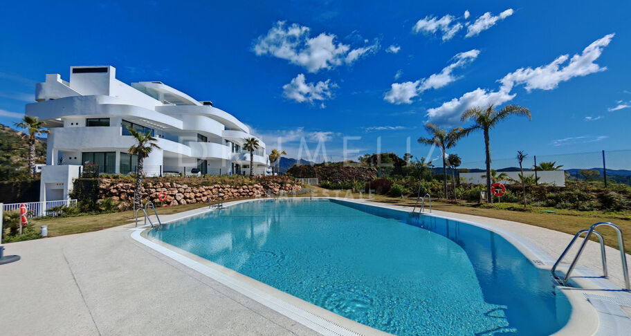 Elegante Erdgeschosswohnung in Palo Alto mit privatem Garten und Panoramablick auf das Meer.
