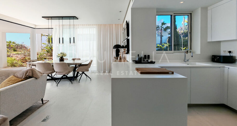 Elegante Erdgeschosswohnung in Palo Alto mit privatem Garten und Panoramablick auf das Meer.