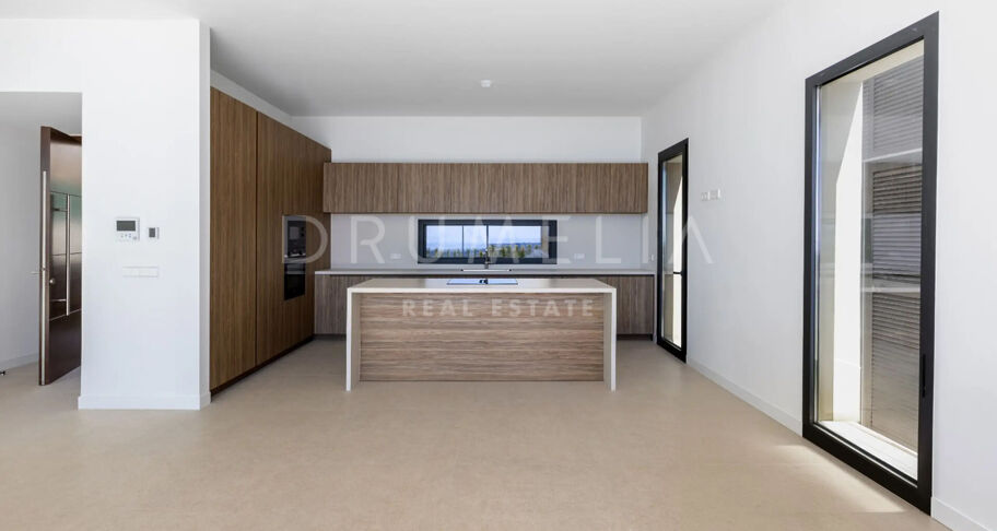 Villa contemporánea en Benahavís con vistas panorámicas al mar