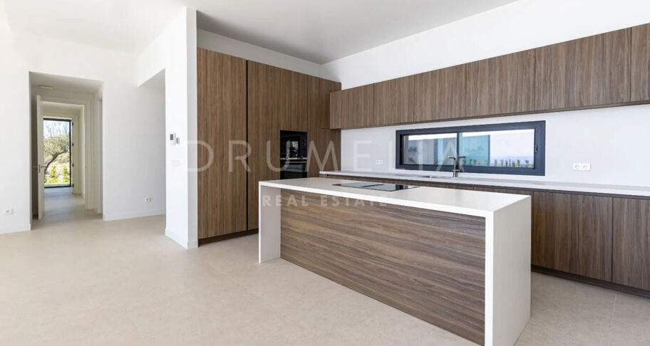 Villa contemporánea en Benahavís con vistas panorámicas al mar