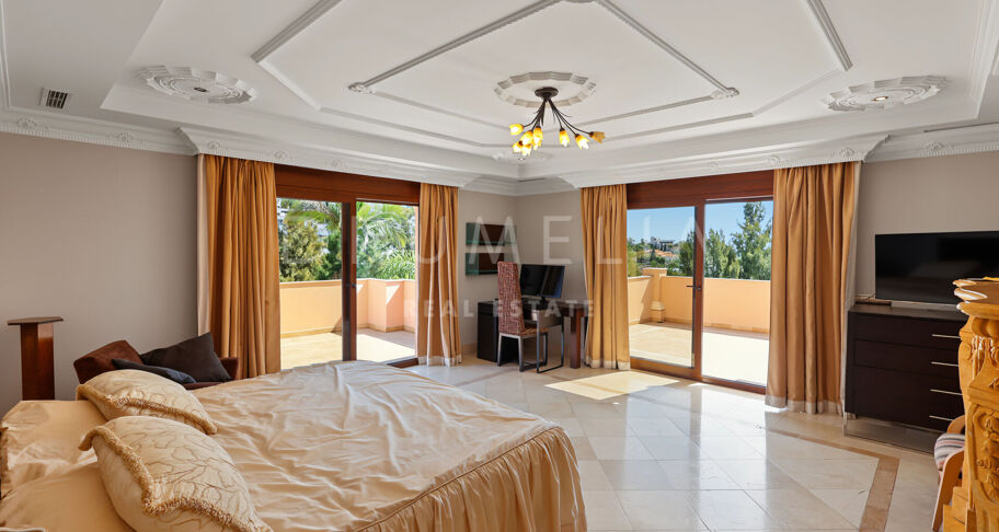 Villa en première ligne de golf à La Alquería avec vues panoramiques sur la mer