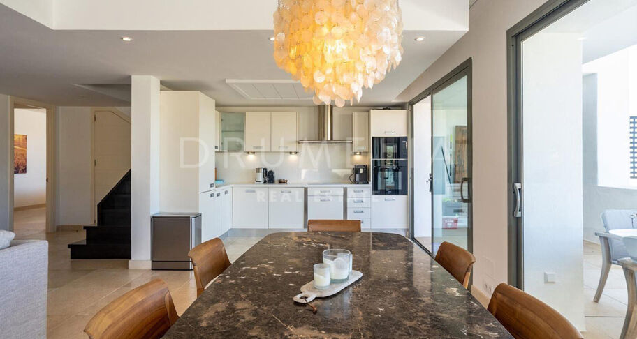 Duplex penthouse à Los Flamingos avec vue mer et piscine privée