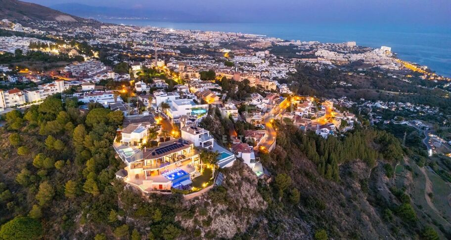 Exceptional Hillside Villa with Panoramic Sea Views in Benalmádena