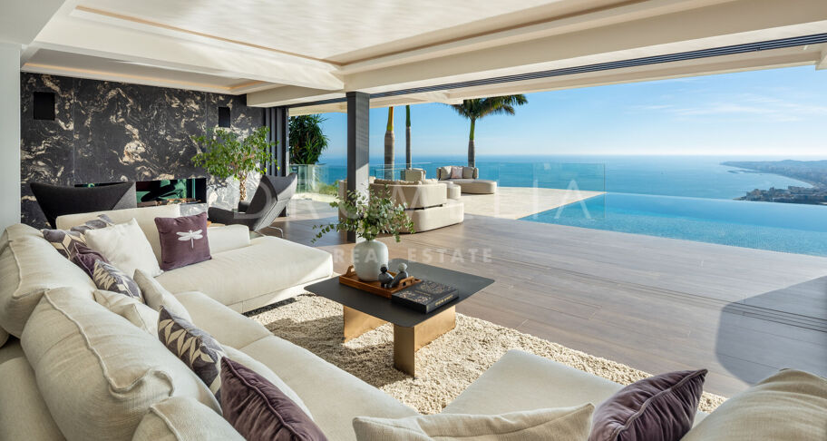 Exceptional Hillside Villa with Panoramic Sea Views in Benalmádena
