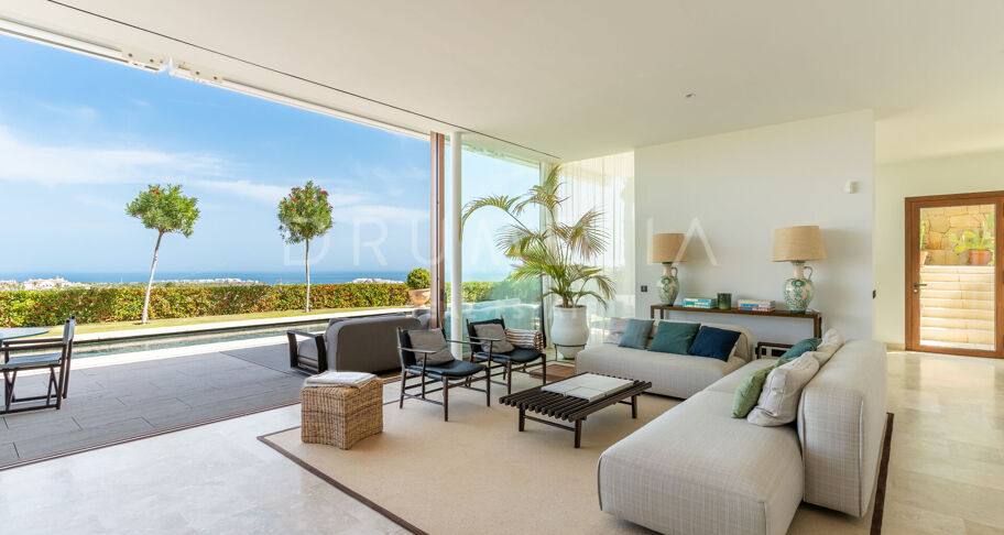 Appartement de luxe avec jardin, piscine privée et vues panoramiques sur la mer à Finca Cortesin