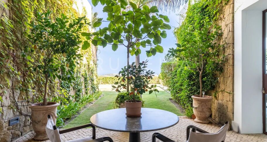 Appartement de luxe avec jardin, piscine privée et vues panoramiques sur la mer à Finca Cortesin