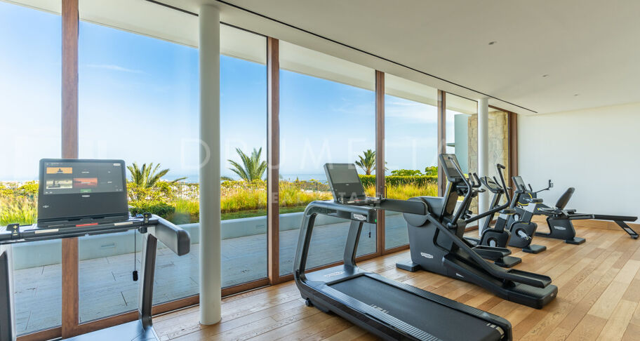 Appartement de luxe avec jardin, piscine privée et vues panoramiques sur la mer à Finca Cortesin