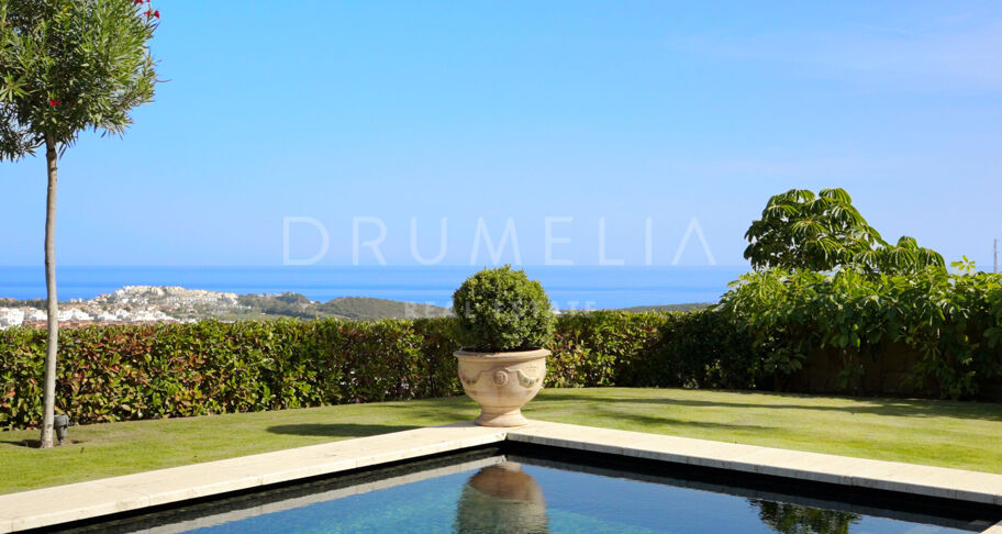 Appartement de luxe avec jardin, piscine privée et vues panoramiques sur la mer à Finca Cortesin