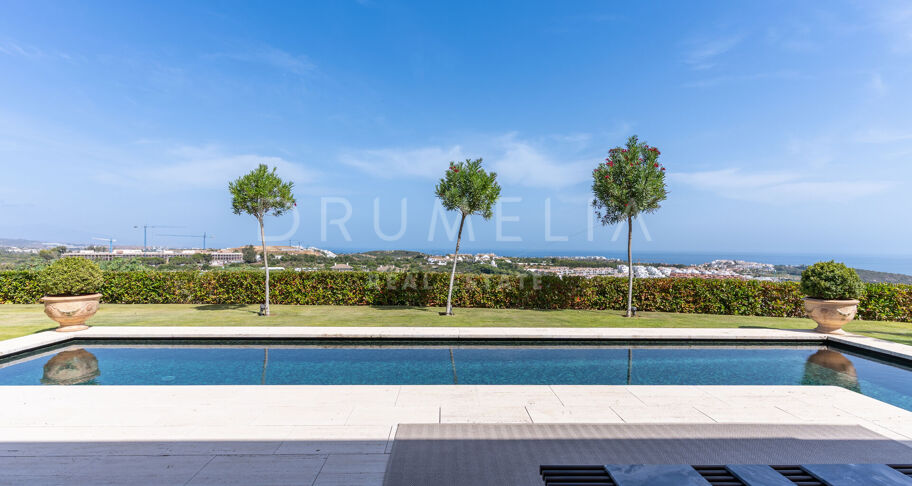 Appartement de luxe avec jardin, piscine privée et vues panoramiques sur la mer à Finca Cortesin