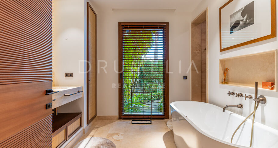 Appartement de luxe avec jardin, piscine privée et vues panoramiques sur la mer à Finca Cortesin
